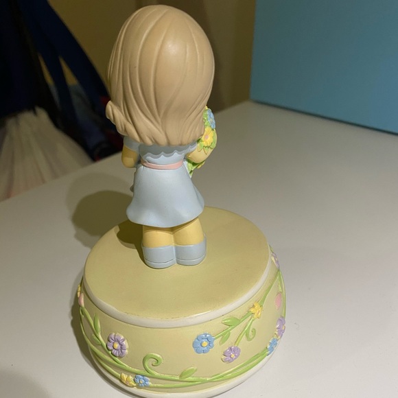 Precious Moment Figure with Musical Tunes - Picture 5 of 8